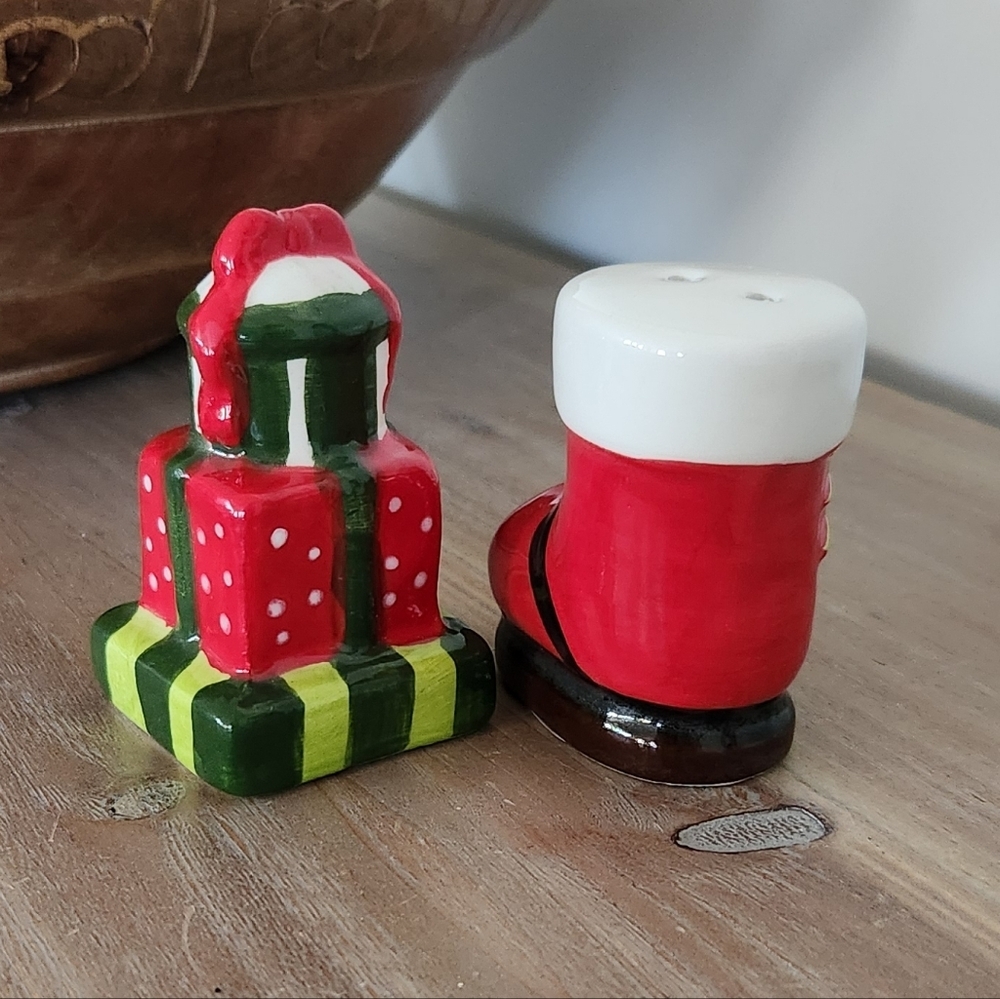 Christmas Ceramic Salt & Pepper Shakers - Santa Boot & Gifts 🎁 NWT - Picture 4 of 12